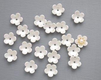20 x 白い花の形をしたビーズ、3 つの花びらの半透明の白いアクリルの 