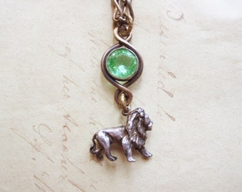 Vintage Assemblage Charm Halskette / Silber Löwe / Umfunktionierter Vintage Schmuck / August Geburtstag / Peridot Grün / OOAK