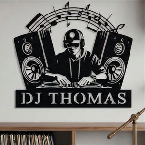 Benutzerdefinierte DJ Namensschild Metallwandkunst, personalisiertes Musikraumdekor, Sportbardekor, cooles Vatergeschenk, Monogramm-Wandbehang-Dekor