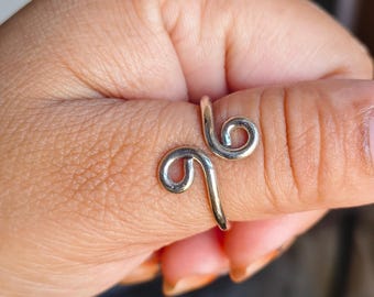 Anillo de plata de ley 925 con diseño en espiral, joyería minimalista estilo boho, plata reciclada hecha a medida.