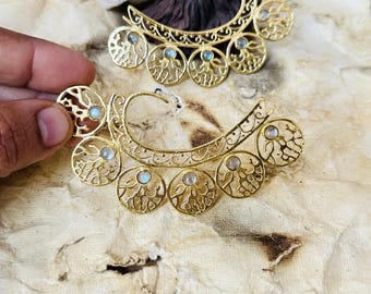 Brinco de pressão em latão com pedra da lua • Brinco de pressão em formato de lua crescente • Joia em latão banhada a ouro • Brinco de pressão celestial tribal boho • Brinco de pressão feminino marcante