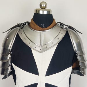 Conjunto de hombreras de gorguera de hierro medieval, hombreras de cruzado vikingo, protección de brazo para LARP, cosplay, recreación histórica y disfraces.
