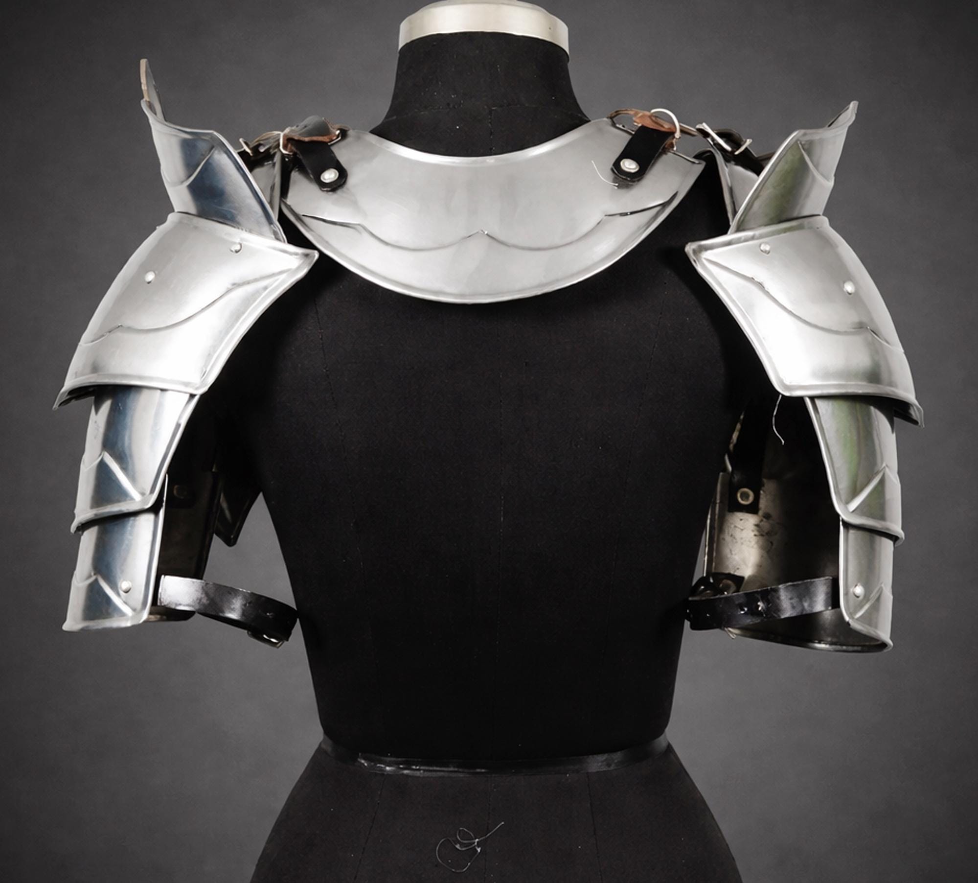 Women's Knight Pauldrons With Gorget Set: Medieval LARP Cosplay Armor ...