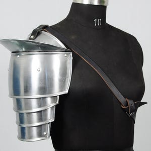 Armadura de hombrera medieval de acero de un solo hombro para LARP, cosplay, recreación histórica y disfraces de fantasía, ajustable y usable.