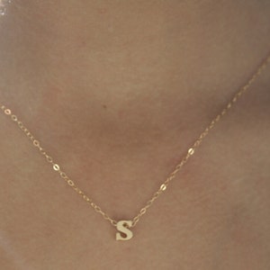 Collar pequeño de oro, Collar de letra pequeña, Collar con inicial delicada, Collar de regalo delicado, Collar con inicial, Collar con inicial de oro