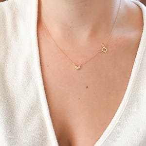 Collar lateral, collar con inicial de oro, collar delicado, regalo de Navidad, regalos para novia, regalos para ella, collar de oro, collar con letras