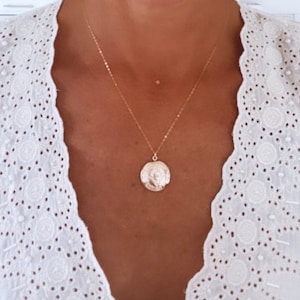 Jewelry Gifts, Gold Locket Necklace, Round Locket Necklaces with Photo, Personalized Jewelry, Gift for her, Gold necklace, Locket with photo