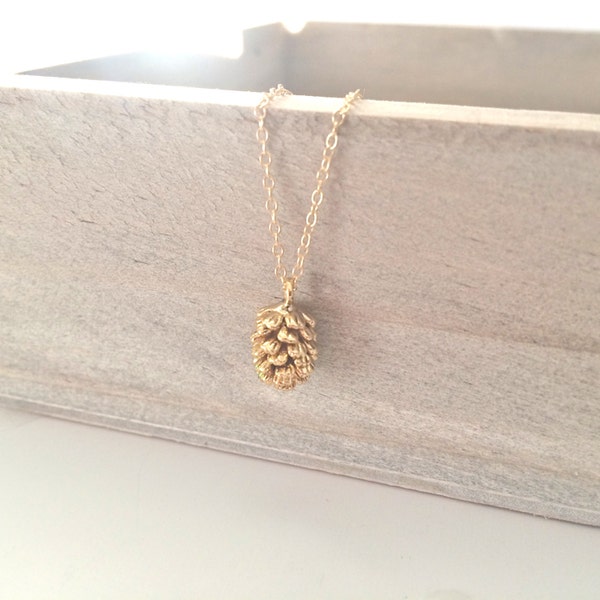 Collier délicat doré pomme de pin : cadeau bijou minimaliste