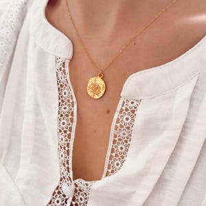 Delicado collar de flor de loto de oro: flor de nacimiento de julio