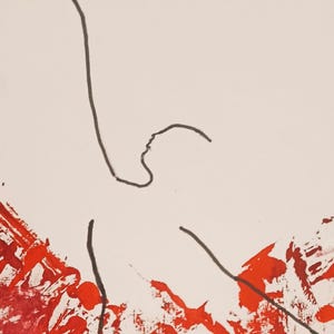 Puede incluir: Obra de arte abstracta con fondo blanco, con audaces pinceladas rojas y dibujos lineales negros. La composición incluye salpicaduras de pintura y un perfil humano minimalista, creando un efecto visual dinámico.