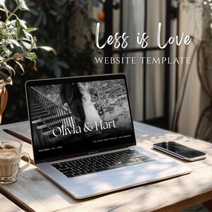 Op de afbeelding: Een laptop met een sjabloon voor een trouwwebsite met de tekst "Less is Love" en "Olivia & Hart". Het scherm toont een zwart-witfoto van een stel. Een kopje koffie en een telefoon staan in de buurt.
