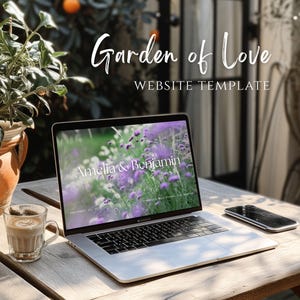 Op de afbeelding: Een laptop toont een website-sjabloon met de tekst "Garden of Love" en "Website Template". Het scherm toont een bloemenontwerp met de namen "Amelia & Benjamin". Een kopje koffie en een smartphone liggen op een houten tafel.