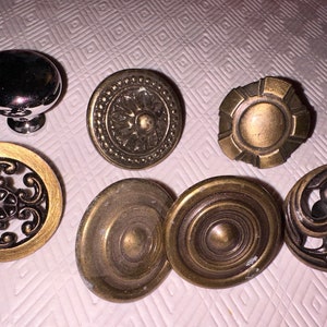 Lot of 7 vintage miscellaneous brass furniture cabinet knobs bronze refinishing cabinets chests drawers painted remodeling