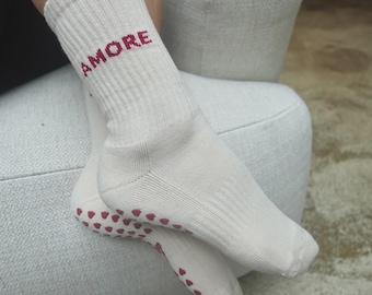 Calzini Pilates Love Grippies in crema "Amore" Calzini Pilates Half Crew, Calzini antiscivolo, Barre, Calzini Yoga