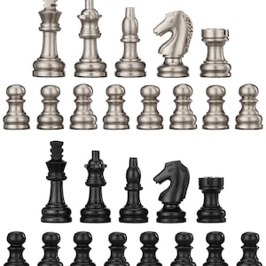 Op de afbeelding: Een complete schaakset met zilveren en zwarte stukken. De zilveren stukken omvatten een koning, koningin, loper, paard, toren en pionnen. De zwarte stukken spiegelen de zilveren set. De stukken zijn gerangschikt in een klassieke schaakopstelling.