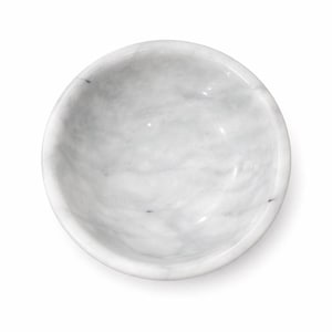 Puede incluir: Un cuenco circular fabricado en m&aacute;rmol blanco con vetas grises naturales por toda la superficie. El cuenco presenta un interior liso y pulido con un borde redondeado, visto directamente desde arriba sobre un fondo blanco liso.
