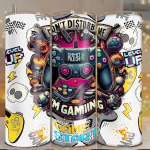 Op de afbeelding: Een witte beker met een gaming thema. Het ontwerp toont een centraal beeld van een gamecontroller met de tekst "DON'T DISTURB ME I'M GAMING". Extra graphics zijn onder meer schedels, bliksem en de woorden "LEVEL UP" en "GAME START".
