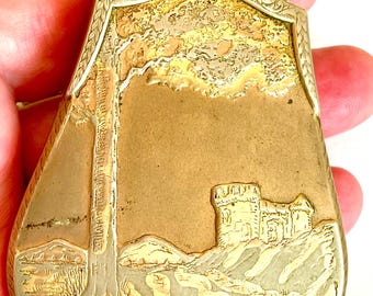 JM Fisher Kompaktuhr 1920, seltene Ausführung in Gold-Emaille und Silbertönen, Burgszene, komplett