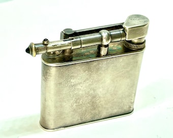 Necessaire Make-up-Kompaktset, seltener Saphir-Lippenstift, Parfümpuderquaste, Vintage 1920 Dunhill Feuerzeug, Sammlerstück in Sammlerqualität!