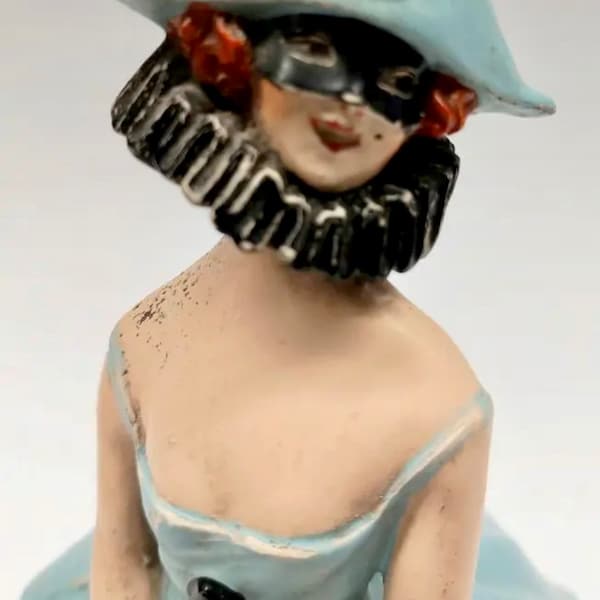 Maskerade Boudoir Poederdoos Pop sculptuur van Papier Mache Gemaskerde Dame Gemaakt in Frankrijk Volledig ondertekend ZELDZAME Terre de Retz Poederdoos 1920