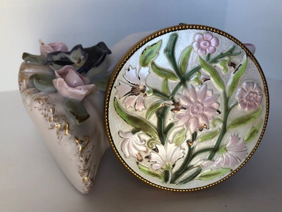 Vintage 1940/'s Enameled Compact with Flowers