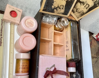 1930 Elizabeth Arden Vintage Makeup Beauty Reisekoffer mit Pink Jonquil Pomade Original Glasflaschen in ausgestatteter Ledertasche Schlüsselgeschenk für Sie