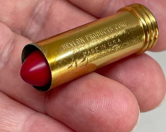 Vintage Revlon Pflaumenfarbener Lippenstift (Messingetui von 1947)