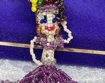 Artisan Brooch Carmen Miranda Beaded EXQUISITEly detailed & finely beaded Colorful Lively Skirt Figural fruit hat lady Pin Tie Tac Vintage