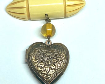 Heart locket Vintage Thermoset plastic Brooch Pin carved Wartime 1940 Photo Pin Gifts for her Mom Gifts for vintage jewelry collector