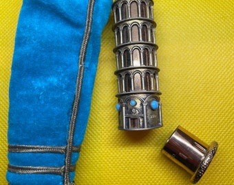 Sammlerstück: Lippenstiftetui in Form des Schiefen Turms von Pisa, Türkis-Silber, Made in Italy (Buchfigur)