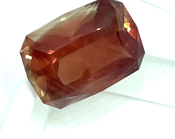 Facettierter Oregon-Sonnenstein: Kräftiges Rot mit grünen Reflexen, 12,71 Karat, fertig zum Fassen