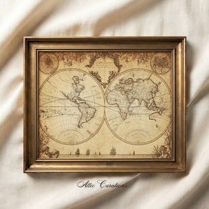 Peut inclure: Une œuvre d'art murale rectangulaire encadrée représentant une carte du monde à double hémisphère de style ancien dans des tons sépia. La carte affiche les continents, les lignes de latitude et de petits voiliers, le tout dans un cadre en bronze.