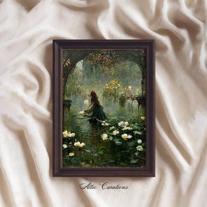 Pu&ograve; includere: Una stampa artistica da parete rettangolare incorniciata raffigurante un dipinto a olio di una figura con un abito verde scuro in uno stagno pieno di ninfee bianche sotto un arco di pietra. Il testo Attic Curations &egrave; stampato in nero in basso.