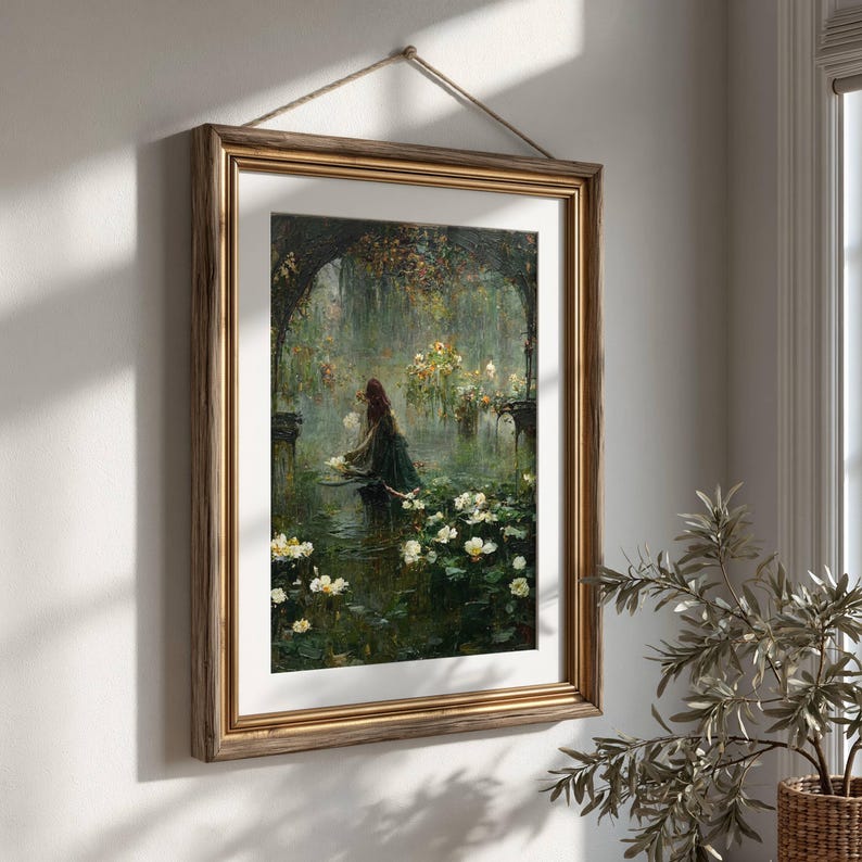 Pu&ograve; includere: Una stampa artistica da parete incorniciata che raffigura una scena boschiva scura e suggestiva con una figura in abito lungo vicino a uno stagno pieno di ninfee bianche, racchiusa in una cornice dorata con passe-partout bianco e corda.