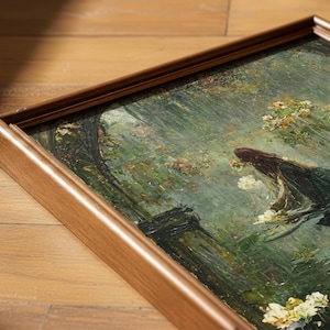 Pu&ograve; includere: Un dipinto a olio incorniciato raffigurante una figura con un mantello verde scuro in un giardino rigoglioso e materico con fiori bianchi. L'opera &egrave; racchiusa in una cornice di legno semplice e liscia di tonalit&agrave; media, con pennellate visibili.