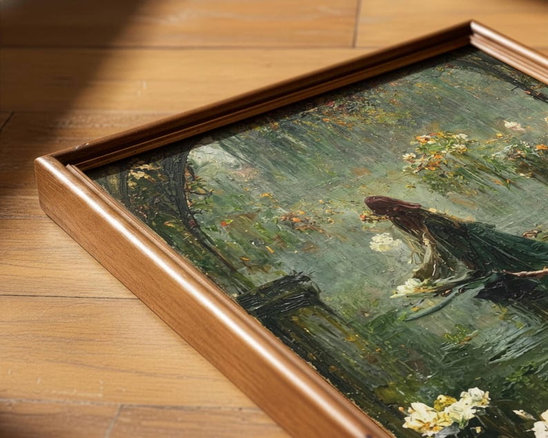Pu&ograve; includere: Un dipinto a olio incorniciato raffigurante una figura con un mantello verde scuro in un giardino rigoglioso e materico con fiori bianchi. L'opera &egrave; racchiusa in una cornice di legno semplice e liscia di tonalit&agrave; media, con pennellate visibili.