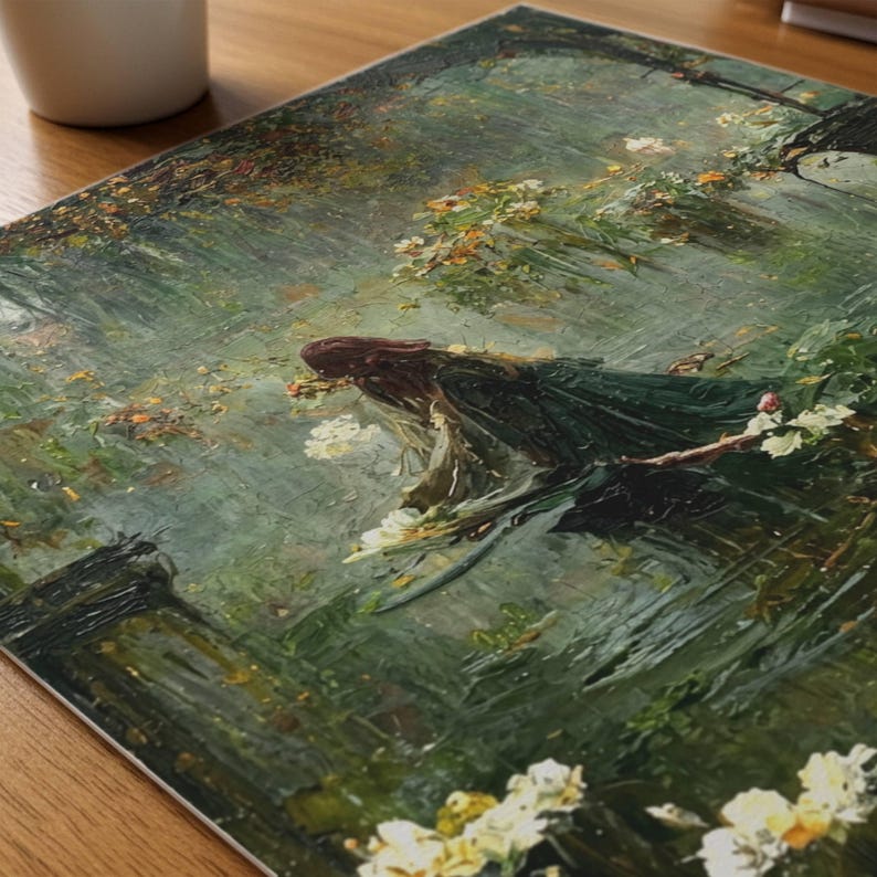 Pu&ograve; includere: Un dipinto a olio su tela rettangolare raffigurante una figura con lunghi capelli scuri che indossa un abito verde scuro fluente. La scena ritrae un giardino lussureggiante con pennellate visibili, accenti floreali bianchi e fogliame.