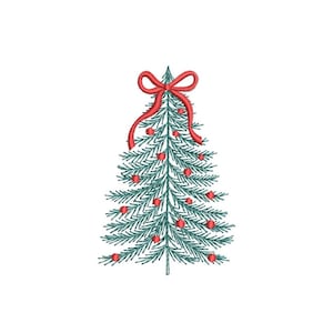 Puede incluir: Diseño de árbol de Navidad bordado. El árbol es verde azulado con adornos rojos y un lazo rojo en la parte superior. El diseño está sobre un fondo blanco.