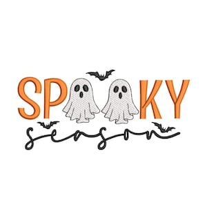 Könnte beinhalten: Ein Stickmuster mit dem orangefarbenen Schriftzug SPOOKY und dem schwarzen Schreibschrift-Text season. Zwei weiße Geister mit schwarzen Augen und Mündern befinden sich zwischen den Buchstaben, ergänzt durch drei kleine schwarze Fledermaussilhouetten.