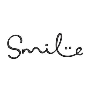 Könnte beinhalten: Das Wort "Smile" ist in schwarzer Schreibschrift auf weißem Hintergrund geschrieben. Die Schrift ist elegant und fließend, wobei das "S" mit einer großen Schnörkel beginnt und das "e" mit einer Verzierung endet.