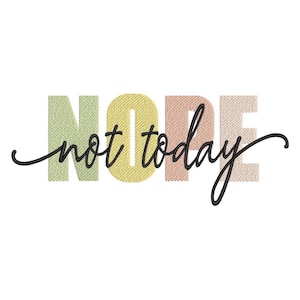 Könnte beinhalten: Auf weißem Hintergrund das Wort "NOPE" in strukturierten Buchstaben in Pastellfarben. Der Satz "not today" ist in schwarzer Schreibschrift geschrieben und überlagert das Wort "NOPE".