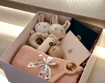 Neutrale Baby-Geschenk-Box, Häschenrasseln, Musselin Decke, Erinnerungsschachtel