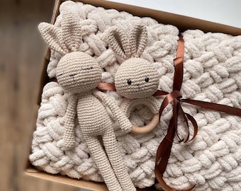 Spersonalizowane pudełko prezentowe dla dziecka, ręcznie robiony na drutach zestaw, kocyk-zabawka w kształcie króliczka, buciki, ekologiczny zestaw prezentowy dla noworodka, neutralny beż, baby shower