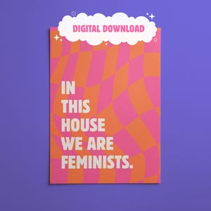 Könnte beinhalten: Ein digitaler Download-Druck mit Retro-Design. Der Druck zeigt ein rosa-orangenes Karomuster mit den Worten "IN THIS HOUSE WE ARE FEMINISTS" in Weiß. Ein wolkenförmiges Banner oben lautet "DIGITALER DOWNLOAD". Der Hintergrund ist lila.