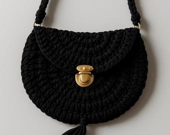 Bolso bandolera de crochet negro hecho a mano: correa trenzada y borla