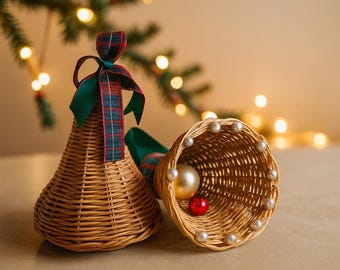 Adorno de campana de mimbre hecho a mano: decoración navideña rústica con cinta de tartán