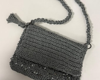 Bolso de hombro de crochet gris hecho a mano con lentejuelas / Elegante bolso cruzado