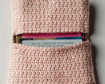 Tarjetero de crochet hecho a mano: Cartera de punto rosa con botón de madera