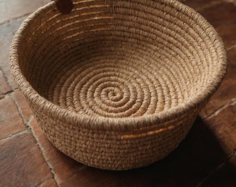 Cesta de cuerda de papel hecha a mano: técnica de tejido árabe, cesta decorativa y de almacenamiento bohemia natural.
