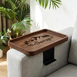 Armstödsbricka i bambu för soffa, sidobord med klämma, handgjort soffbricka i trä, armstödsbord, rustik modern hempresent, mini sidobord